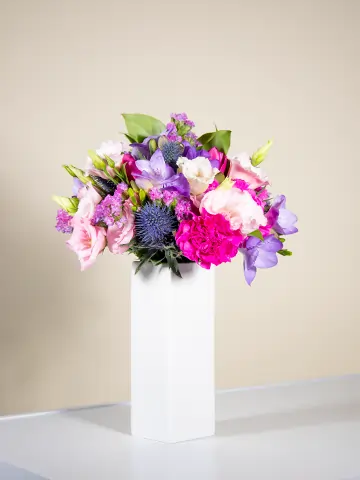 Bouquet viola lilla con lisianthus eryngium garofani